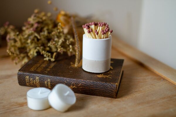 Ecru White striker pot
